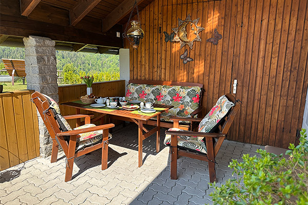 Sitzplatz vor dem Haus z.B. zum Frühstücken mit Panoramablick