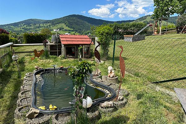 Kleiner Teich mit dem Kaninchenhaus