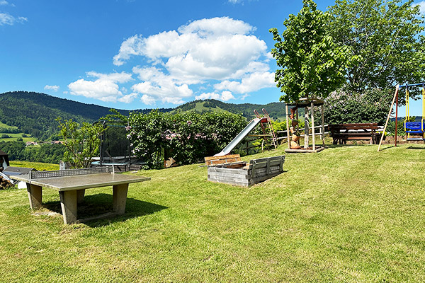 Spielplatz mit Tischtennisplatte