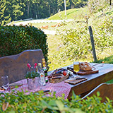 Gemütliche Sitzecke im Garten mit herrlicher Aussicht