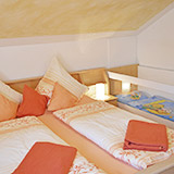 Schlafzimmer 2 mit Doppelbett und Babybett